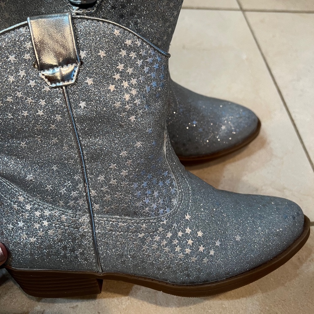 Girls Tucker + Tate silver star boots